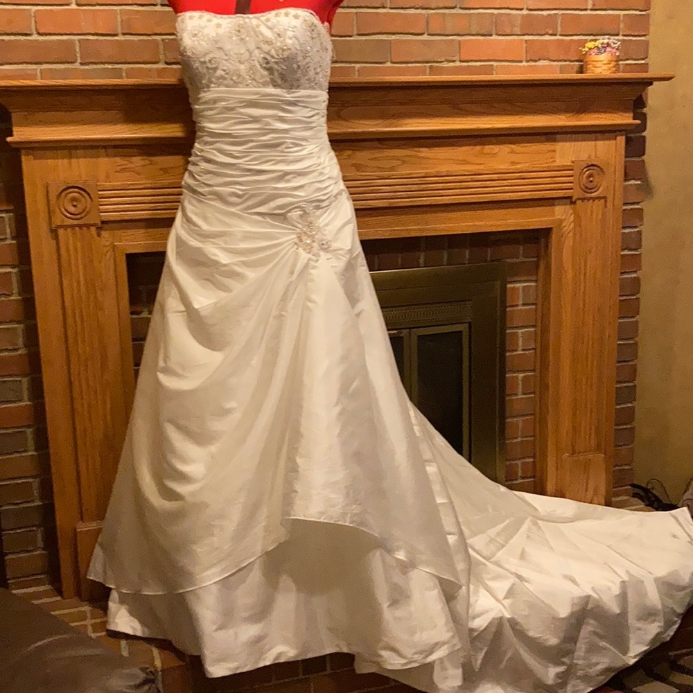 NWOT sz 12 “Jordan” off white taffeta bridal gown